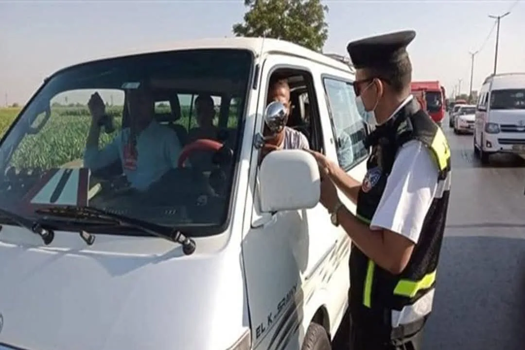 مصر تفرض عقوبات أشد على مخالفات القيادة للحد من حوادث الطرق