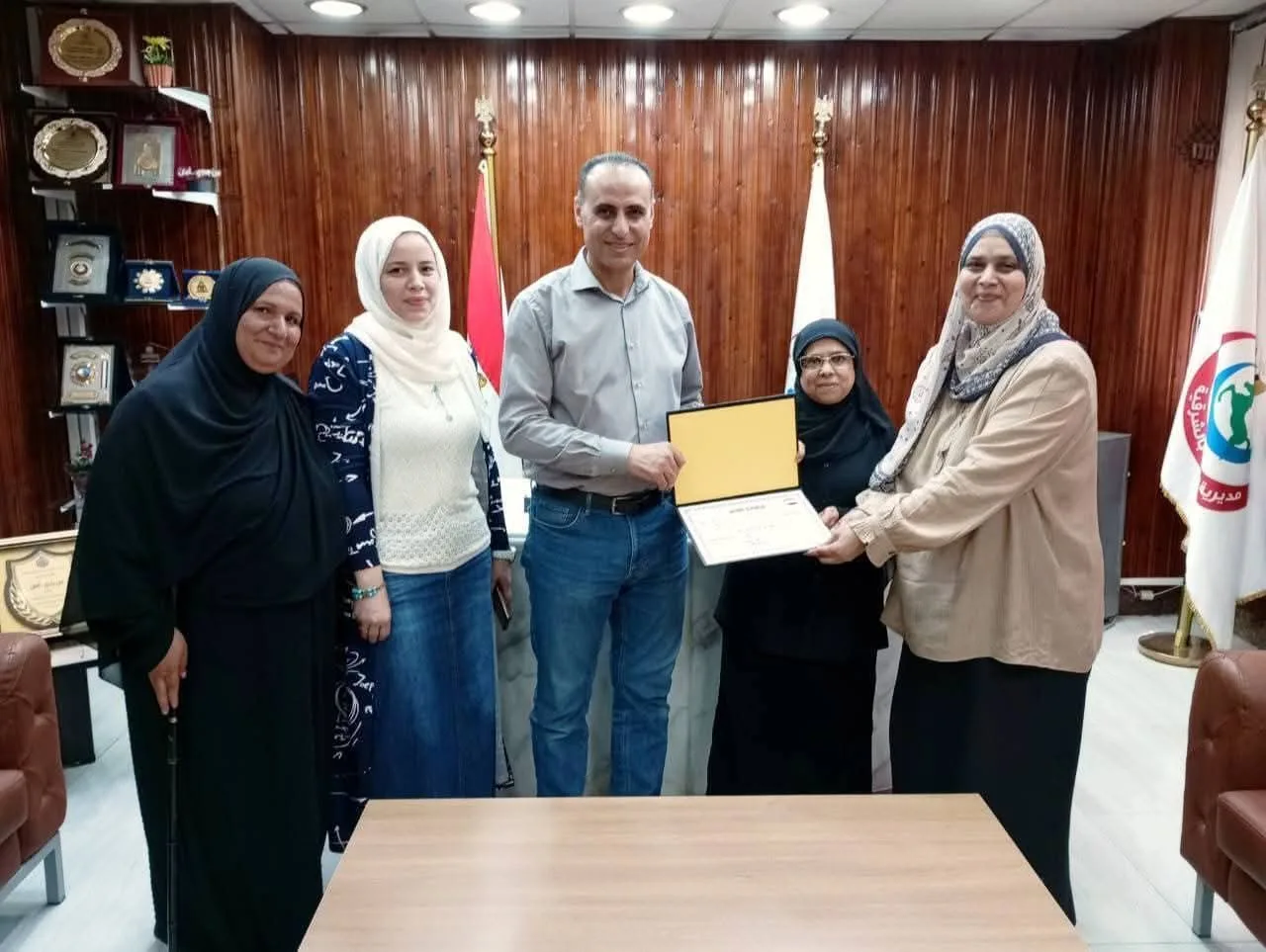 وكيل وزارة الصحة بالشرقية يكرم السيدة وفاء جودة بمناسبه تقاعدها وكيل وزارة الصحة بالشرقية يكرم السيدة وفاء جودة بمناسبه تقاعدها