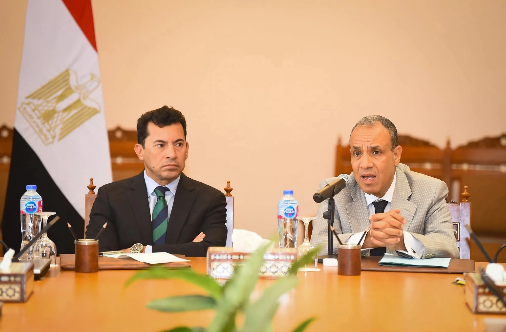 وزير الخارجية والهجرة يرحب بوزير الشباب والرياضة وزير الخارجية والهجرة يرحب بوزير الشباب والرياضة