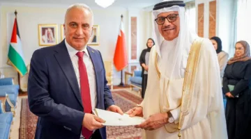 السفير صالح يسلم وزير خارجية البحرين نسخة من أوراق اعتماده