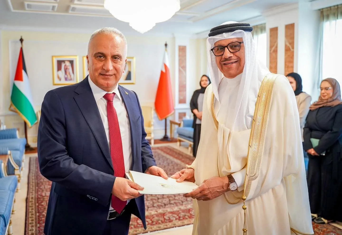 السفير صالح يسلم وزير خارجية البحرين نسخة من أوراق اعتماده السفير صالح يسلم وزير خارجية البحرين نسخة من أوراق اعتماده