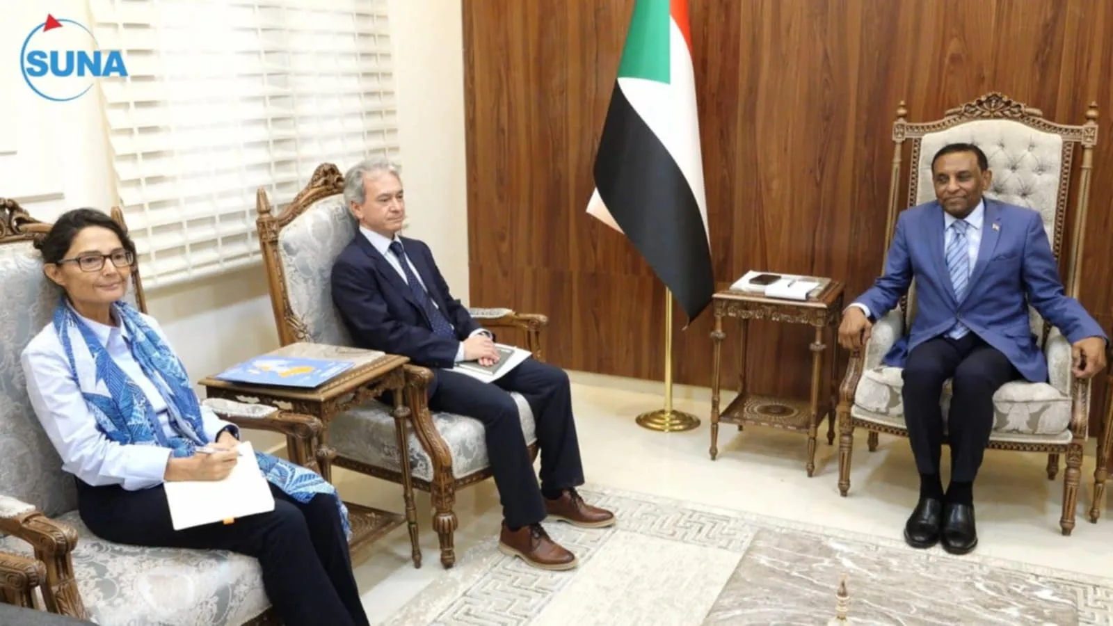 رئيس الوزراء السوداني يحذر منظمات الأمم المتحدة من التداعيات الكارثية للأوضاع الإنسانية في مدينة الفاشر رئيس الوزراء السوداني يحذر منظمات الأمم المتحدة من التداعيات الكارثية للأوضاع الإنسانية في مدينة الفاشر