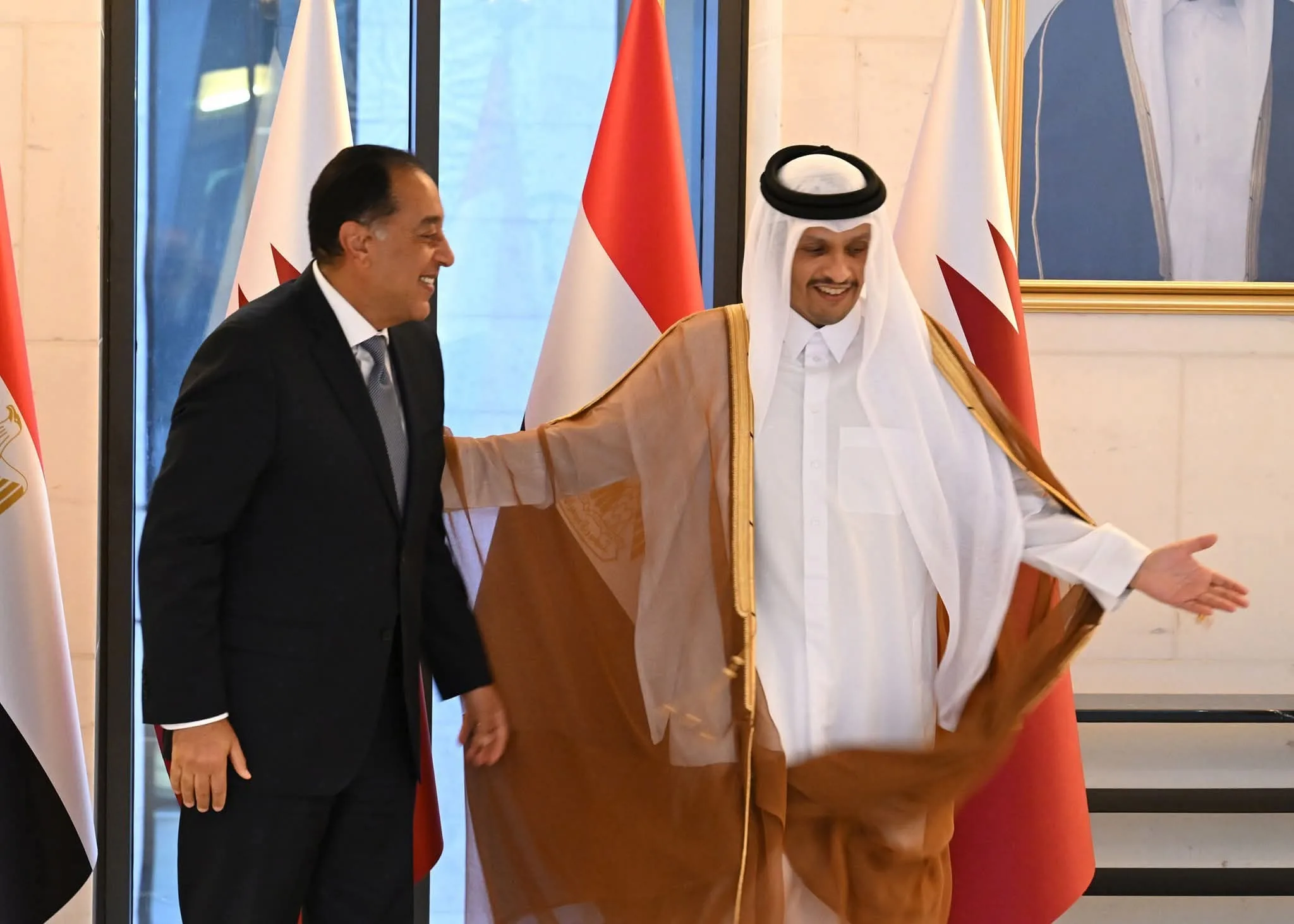 رئيس الوزراء يناقش مع نظيره القطري تعزيز الاستثمارات المشتركة.
