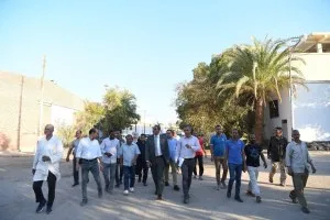 محافظ قنا يزور مصنع غزل قنا لمراقبة سير العمل وتعزيز فرص الاستثمار والتطوير