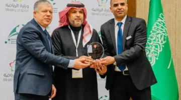 الدوسري يبارك بن الحاج على تولي رئاسة الجامعة التونسية لكرة القدم المصغرة ويؤكد دعمه الكامل لتطوير اللعبة.