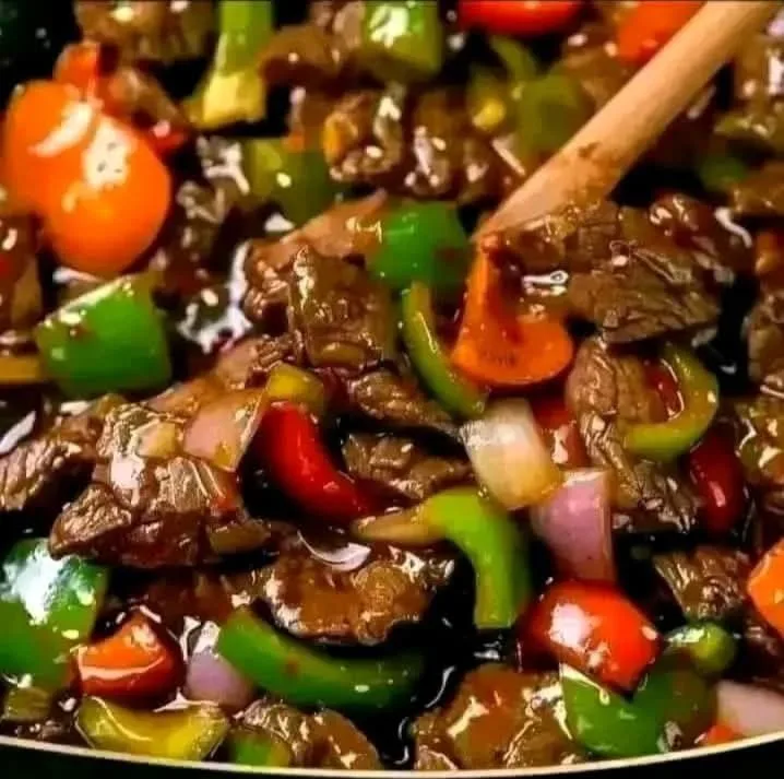 شرائح اللحم مع صلصة الديمجلاس شرائح اللحم مع صلصة الديمجلاس