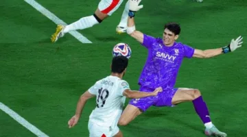 عصام الحضري يبارك لياسين بونو بعد أدائه المميز مع الهلال في كأس العالم للأندية
