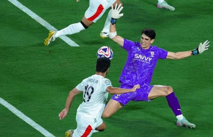 عصام الحضري يبارك لياسين بونو بعد أدائه المميز مع الهلال في كأس العالم للأندية