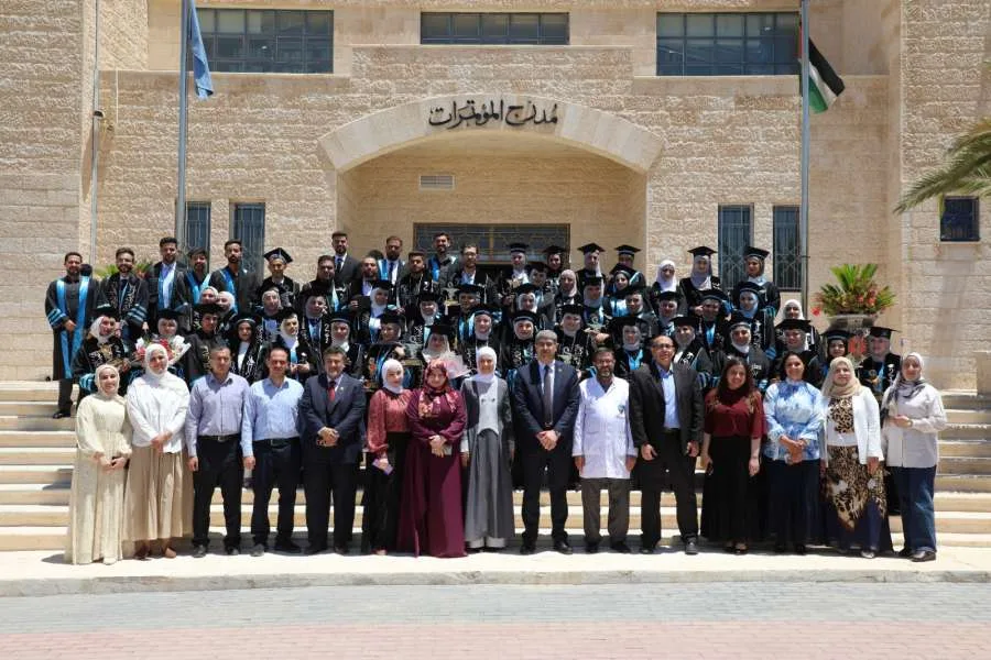 كلية الصيدلة في الزرقاء تقيم مراسم أداء قسم المهنة لطلابها الخريجين