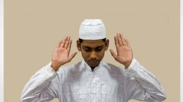 ما هو حكم رفع يد واحدة أثناء تكبيرة الإحرام في حال انشغال اليد الأخرى؟