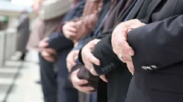 ماذا ينبغي على المأموم فعله إذا نسي الإمام الركوع؟