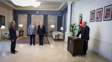 أعضاء مجلس مفوضي المنطقة الاقتصادية الخاصة بالعقبة يؤدون اليمين القانونية بحضور رئيس الوزراء.