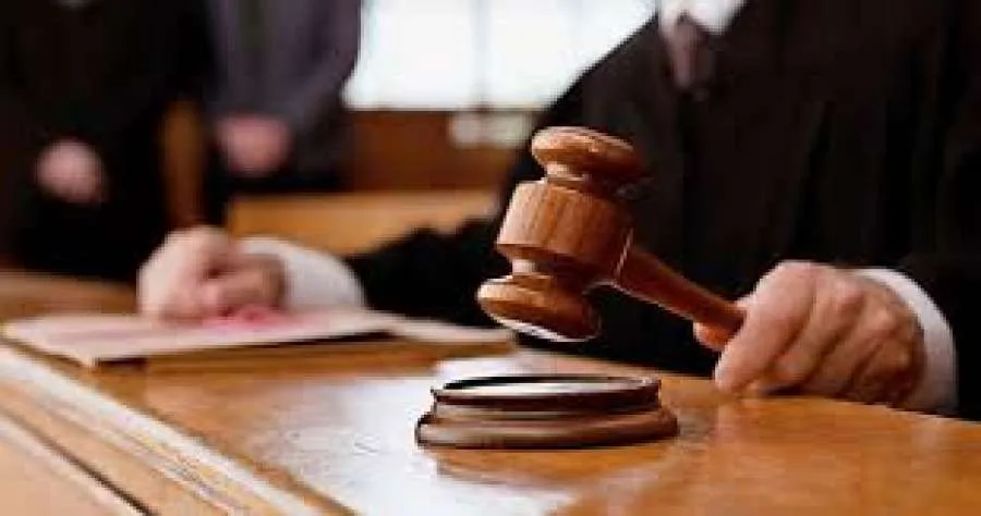المدعي العام للجنايات الكبرى يوجه تهم القتل ومحاولة القتل والتدخل في القتل لـ 25 متهماً في قضية التسمم بالكحول. المدعي العام للجنايات الكبرى يوجه تهم القتل ومحاولة القتل والتدخل في القتل لـ 25 متهماً في قضية التسمم بالكحول.