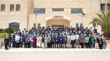 خريجو كلية التمريض في جامعة الزرقاء يؤدون اليمين المهني