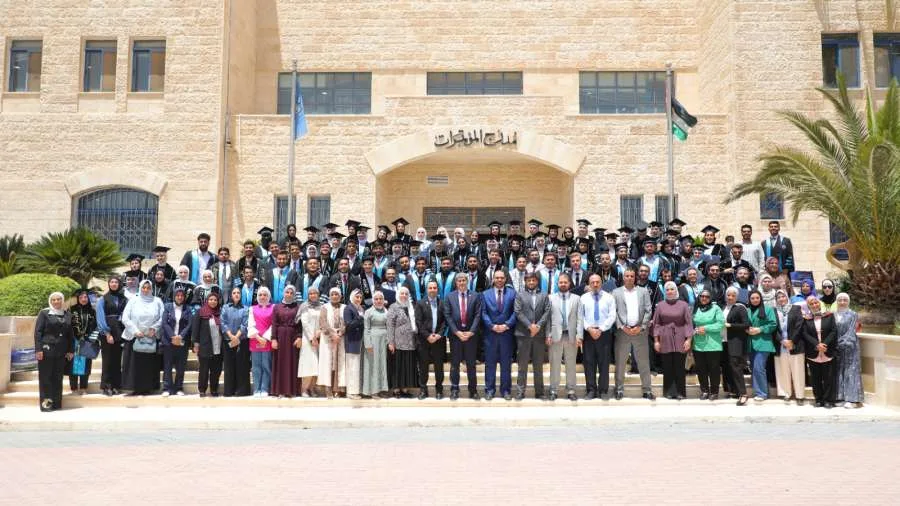 خريجو كلية التمريض في جامعة الزرقاء يؤدون اليمين المهني