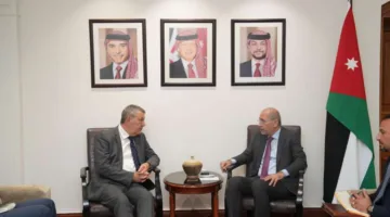 الصفدي للأزاريني: حرمان إسرائيل للشعب الفلسطيني من حقوقه في الغذاء والدواء يُعتبر جريمة حرب.