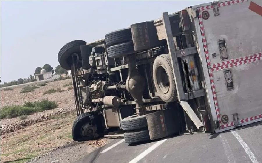 غفوة مميتة.. سائق شاحنة يتسبب في وفاة عائلة بأكملها على الطريق غفوة مميتة.. سائق شاحنة يتسبب في وفاة عائلة بأكملها على الطريق