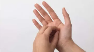تقليد قديم: الاعتقاد بأن حكة اليد تشير إلى وصول الرزق