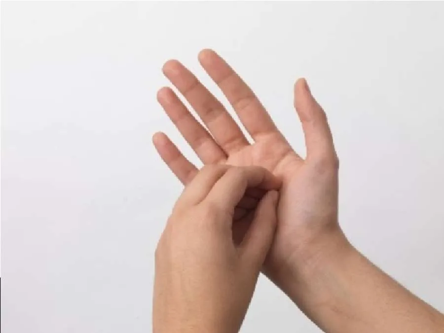 تقليد قديم: الاعتقاد بأن حكة اليد تشير إلى وصول الرزق