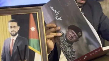 العشي يتلقى هدية من الديوان الملكي الهاشمي: كتاب “على العهد”… توثيق بصري لمسيرة قائد (صور)