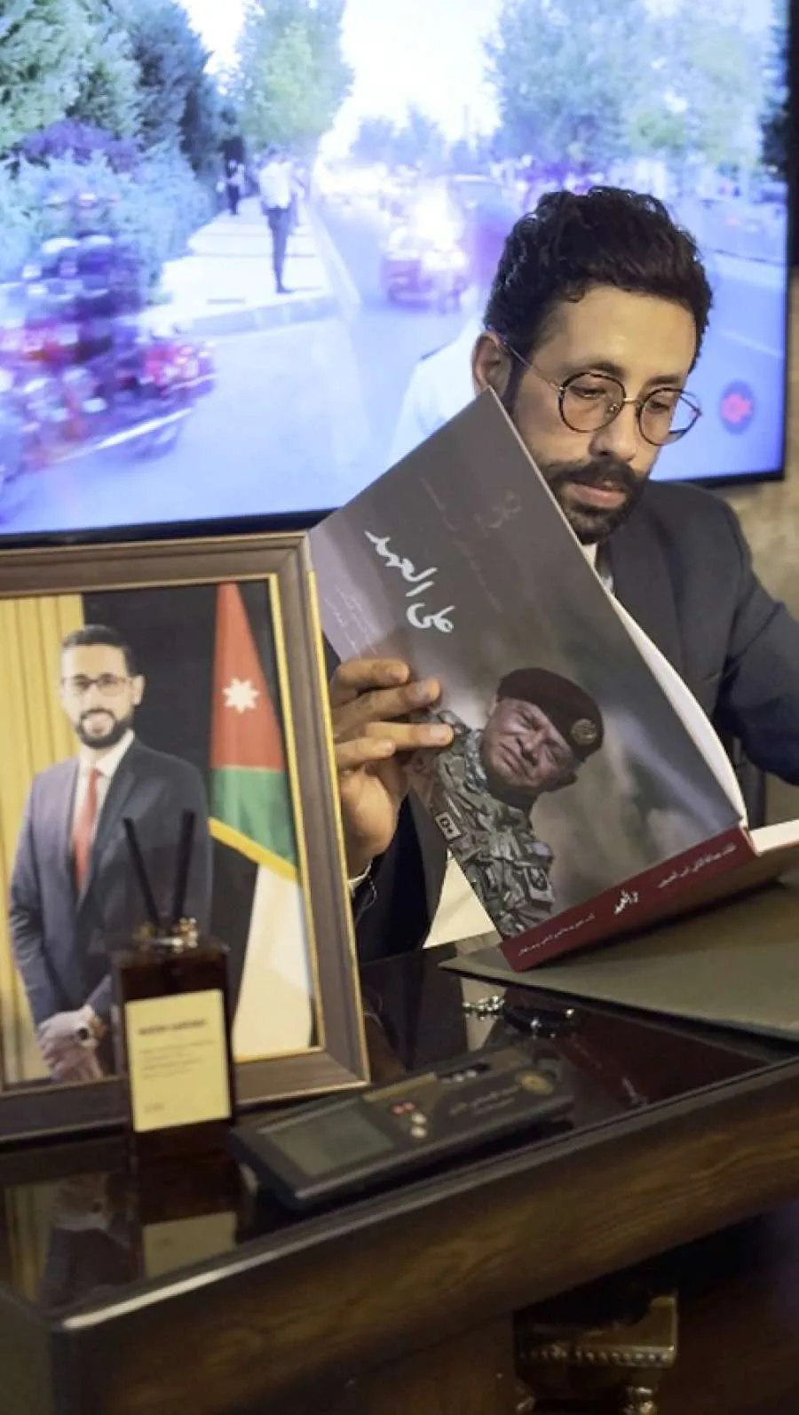 العشي يتلقى هدية من الديوان الملكي الهاشمي: كتاب “على العهد”… توثيق بصري لمسيرة قائد (صور)