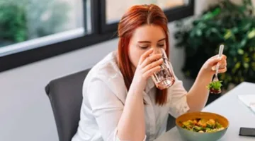 هل يؤدي شرب الماء أثناء الأكل إلى زيادة الوزن حقًا؟ إليكم إجابات الخبراء.