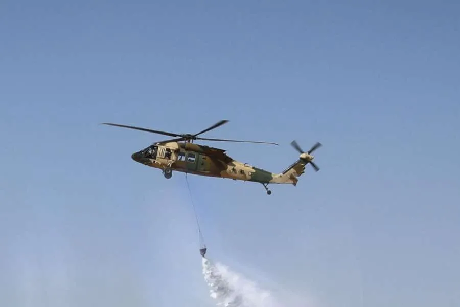 بتوجيهات ملكية، طائرتان من طراز بلاك هوك من الأردن تساهمان في مكافحة حرائق سوريا.