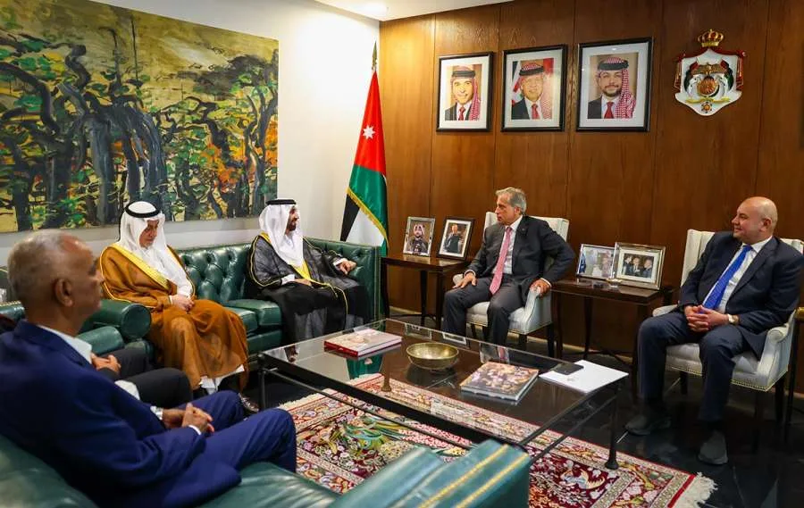 رئيس الوزراء يلتقي برئيس البرلمان العربي والوفد المرافق له رئيس الوزراء يلتقي برئيس البرلمان العربي والوفد المرافق له