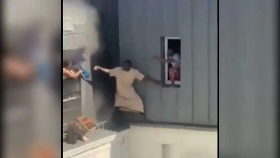 شاهد: رجل فرنسي يتحدى ارتفاع 6 طوابق لينقذ جيرانه من كارثة (فيديو) شاهد: رجل فرنسي يتحدى ارتفاع 6 طوابق لينقذ جيرانه من كارثة (فيديو)