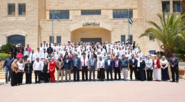 خريجو كلية العلوم الطبية المساندة في جامعة الزرقاء يؤدون القسم المهني