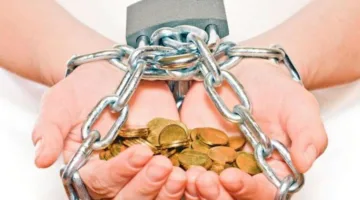 شخص يقترض مالًا من أحد أقاربه لبدء مشروع ثم يسترد المبلغ مع فوائد في حال تحقيق أرباح.