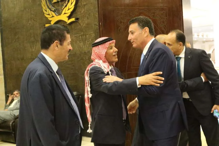 عشيرة العرموطي تُلقي العزاء في وفاة الحاج عدنان (صور)