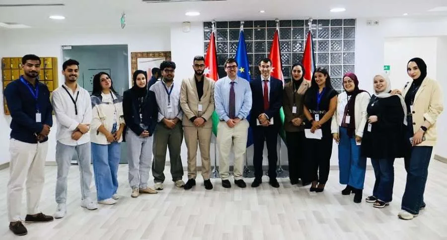 سفير الاتحاد الأوروبي يجتمع مع عشرة طلاب صحافة أردنيين (صور)