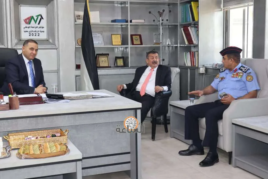 محافظ الزرقاء يهنئ لجنة بلدية الزرقاء خلال زيارته لمقر البلدية (صور)