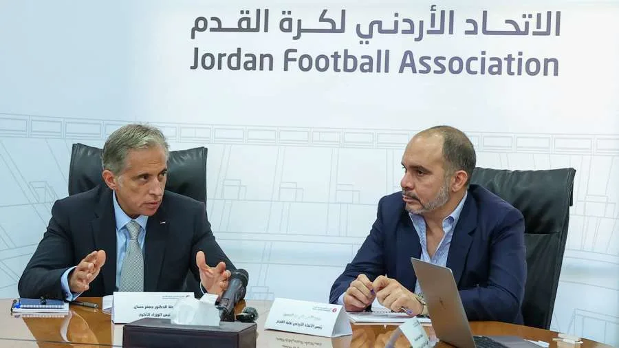 الأمير علي بن الحسين يقود اجتماعاً مع الاتحاد الأردني لكرة القدم بحضور رئيس الوزراء.. ما الذي دار بينهما؟ الأمير علي بن الحسين يقود اجتماعاً مع الاتحاد الأردني لكرة القدم بحضور رئيس الوزراء.. ما الذي دار بينهما؟
