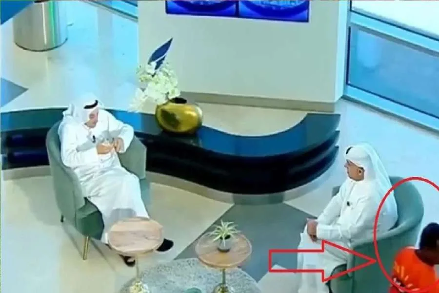 لحظات طريفة لعمّال التوصيل يدخلون البث المباشر بشكل مفاجئ: لأن الطقس حار!