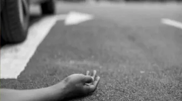 احذروا من تقليدهما.. حادث مروع يؤدي إلى انقلاب سيارة عروسين