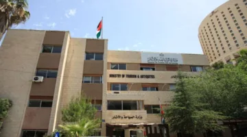 وزير السياحة والآثار يقوم بإقالة الموظف حموري