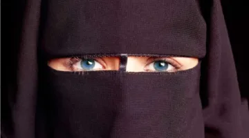هل يجب عليها ارتداء النقاب خلال حصة الرياضة إذا كانت تستطيع رؤية منازل الجيران؟