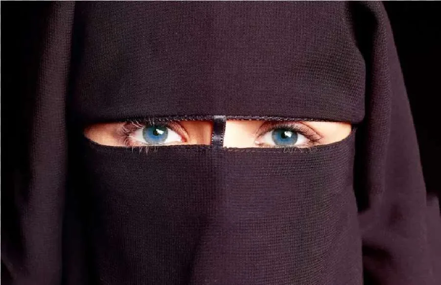 هل يجب عليها ارتداء النقاب خلال حصة الرياضة إذا كانت تستطيع رؤية منازل الجيران؟