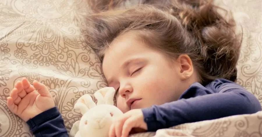 طريقة ذكية تساعد الطفل على النوم بسهولة طريقة ذكية تساعد الطفل على النوم بسهولة
