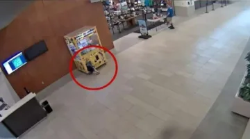 راقبوا أطفالكم.. طفل ينجذب نحو ماكينة ألعاب وينحبس بداخلها بحثًا عن دمية