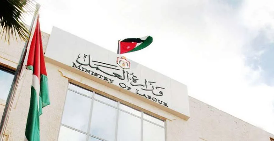 العمل تكتشف 3413 مخالفة وتوجه إنذارات لـ 3181 منشأة خلال 5 أشهر