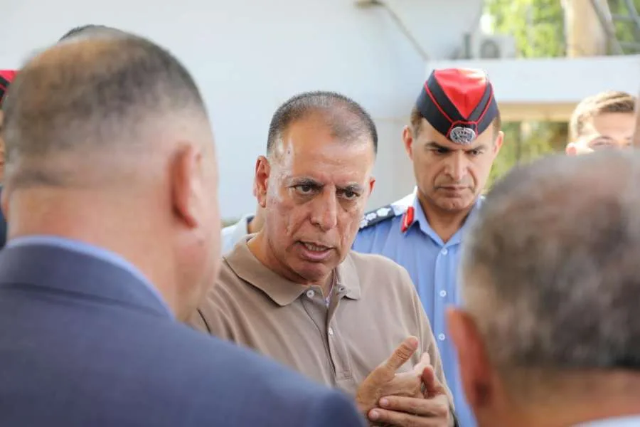 استماع الفراية لمطالب المسؤولين حول اكتظاظ جسر الملك حسين: الأسباب والحلول المقترحة
