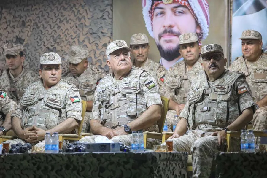 الحنيطي يراقب أحداث التمرين الليلي “النجم الثاقب” في المنطقة العسكرية الشرقية (صور)