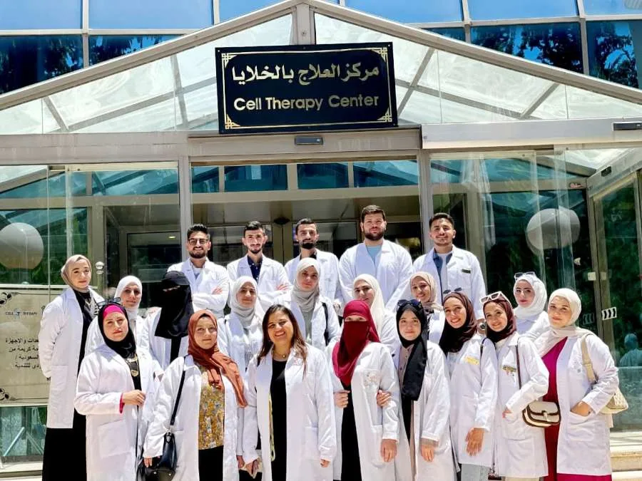 كلية الصيدلة في الزرقاء ترتب زيارة علمية لمركز علاج الخلايا بجامعة الأردن