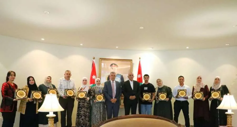 الوزير الرواشدة يُحتفي بمجموعة من موظفي المكتبة الوطنية تقديراً لمبادراتهم (صور) الوزير الرواشدة يُحتفي بمجموعة من موظفي المكتبة الوطنية تقديراً لمبادراتهم (صور)