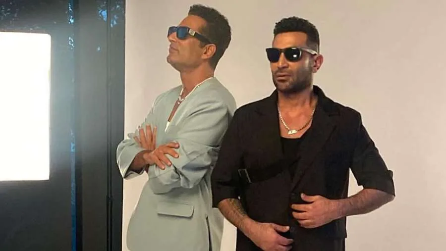 أحمد سعد مشغول بمشروع جديد بينما أخوه عمرو يمزح. أحمد سعد مشغول بمشروع جديد بينما أخوه عمرو يمزح.