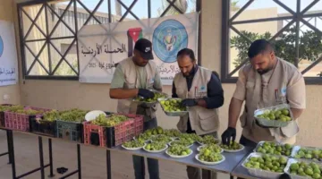 المؤسسة الهاشمية تقدم فواكه لمرضى الكلى في مستشفى شهداء الأقصى بدير البلح
