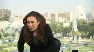 شاهد: مذيعة سورية تتأثر بشكل عاطفي مباشر بعد الغارات الإسرائيلية (فيديو)